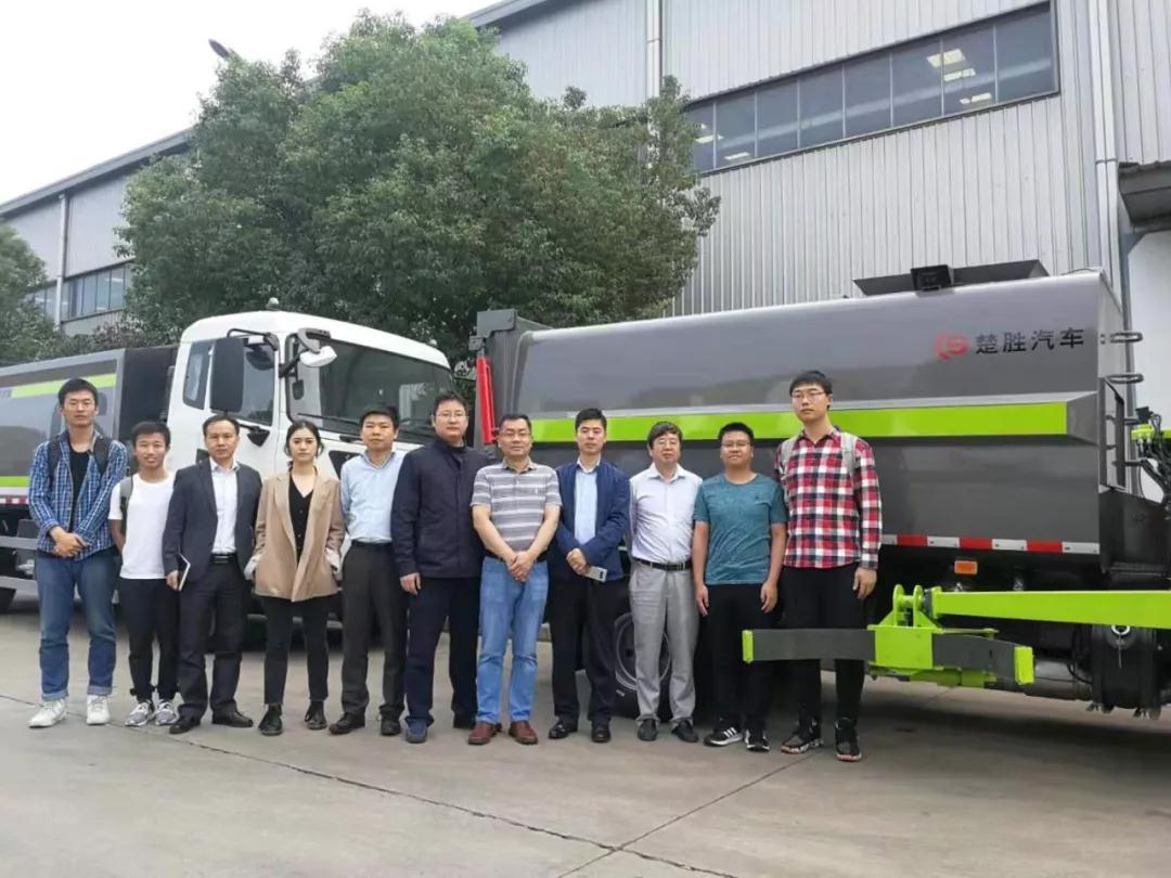 驚艷！“智能機(jī)械臂”自裝卸式垃圾車震撼問(wèn)世